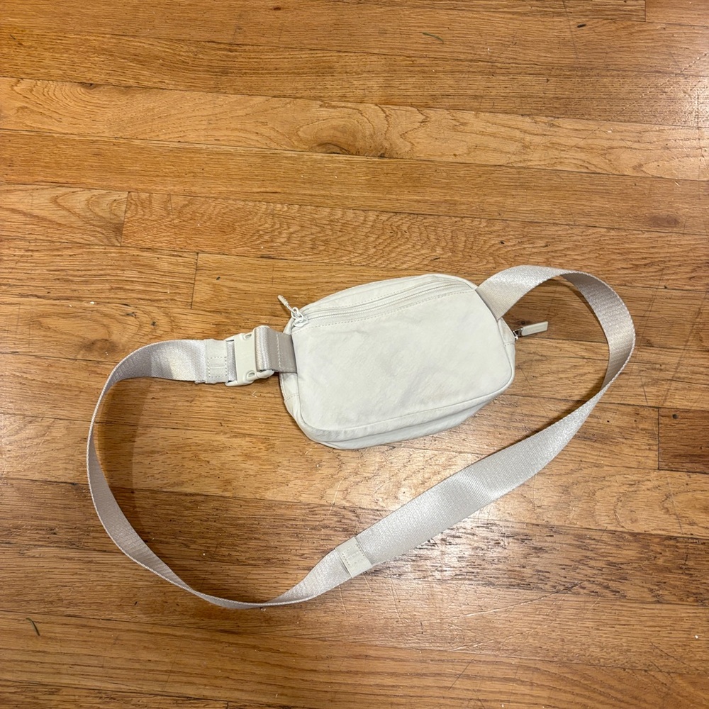 lululemon athletica Everywhere Belt Bag - Picture 4 of 7